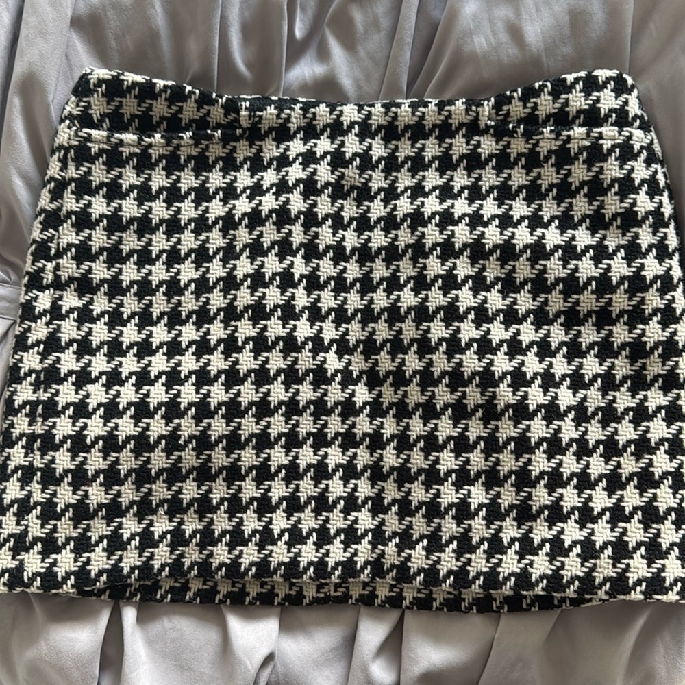 Gap houndstooth wool mini skirt in black and white. Size 2.